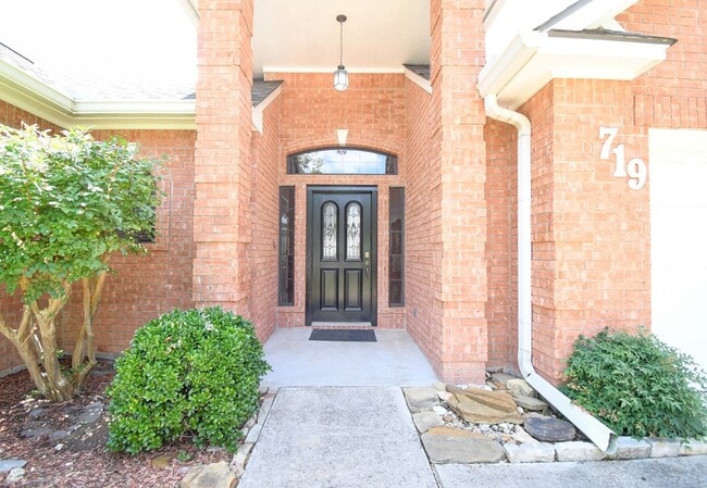 Foto del edificio - 719 Oak Hollow Dr