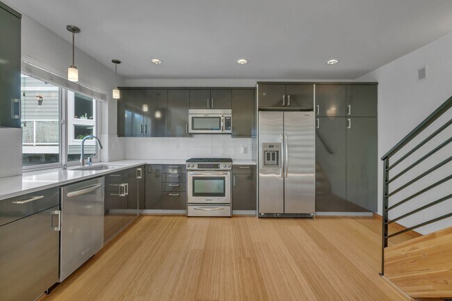 Building Photo - Modern 3 Bedroom Townhouse with Private Pa...