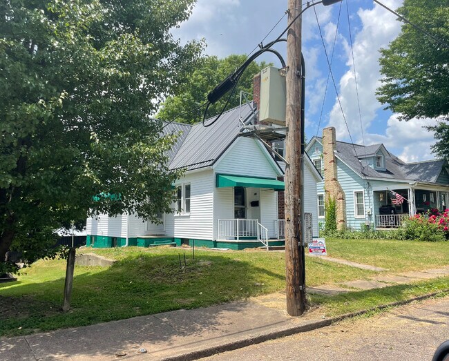 Building Photo - 712 4th St