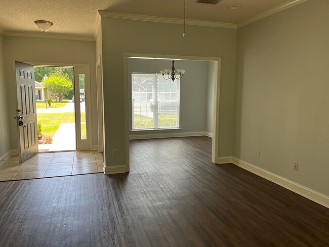 Building Photo - 213 Hedgerow Dr