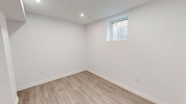 Photo du bâtiment - Beautiful Basement New Renovated lower unit Available now