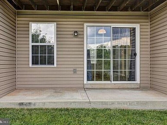 Building Photo - Remodeled Seven Oaks Condo