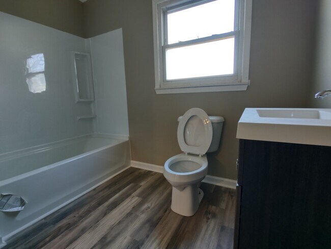Foto del edificio - 160 Brandonwood Dr