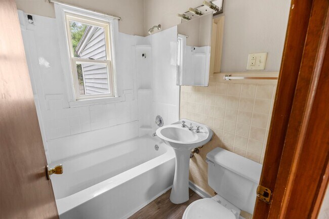Foto del edificio - 1 Bedroom/ 1 Bath Home - Fenced in back yard and 1 Stall Garage
