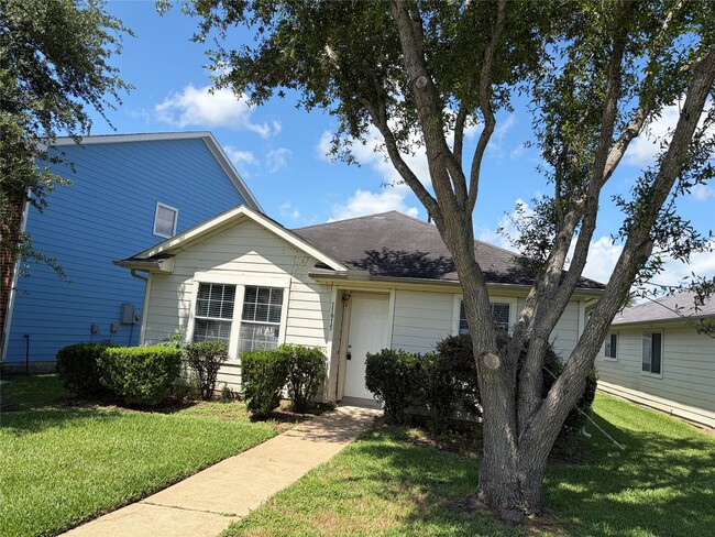 Building Photo - 11915 Sanspereil Dr