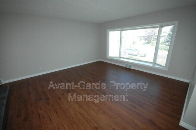 Photo du bâtiment - 11635-1111a 111a Ave NW
