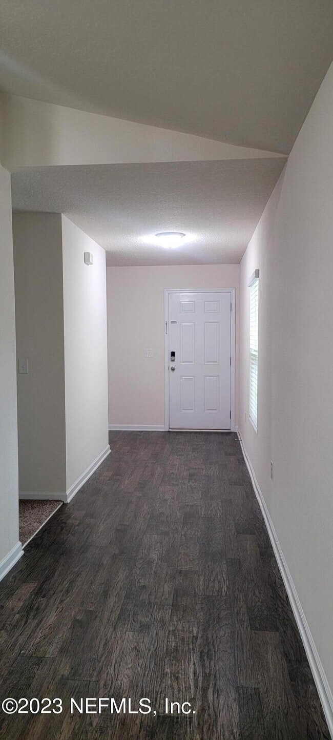 Foto del edificio - 8324 Meadow Walk Ln