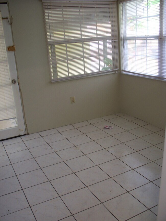 Building Photo - Beautiful Bungalow with heart-of-pine floors