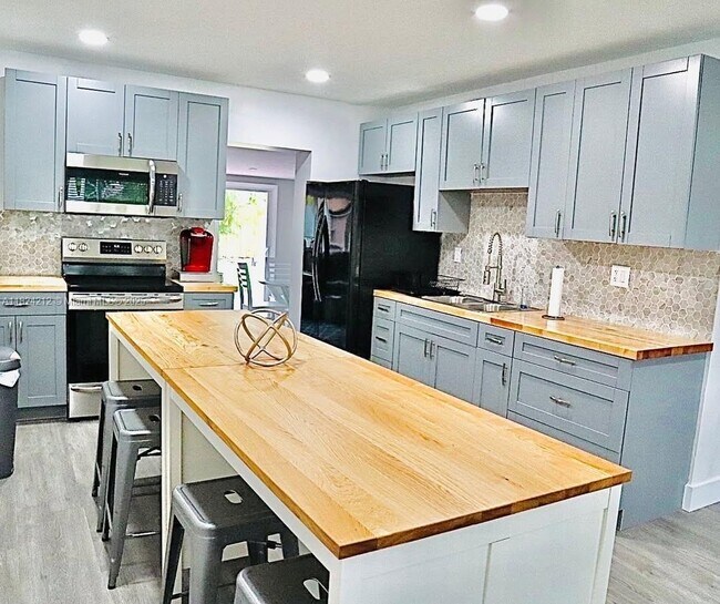 Foto del edificio - 817 NW 30th Ct