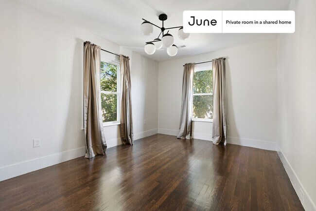 Foto del edificio - Private bedroom in 3 bed/1 bath Home