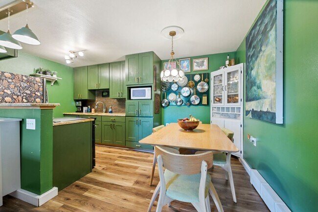 Foto del edificio - Lovingly Upgraded 2-Bedroom 3rd Floor Condo in Central Fort Collins With Abundant Personality