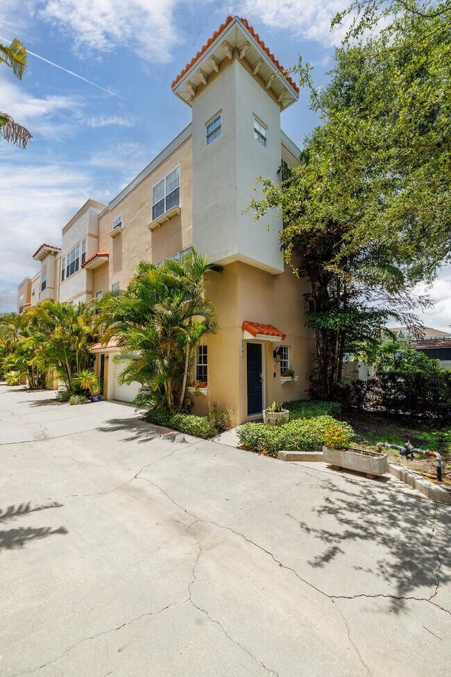 Building Photo - 509 S Matanzas Ave
