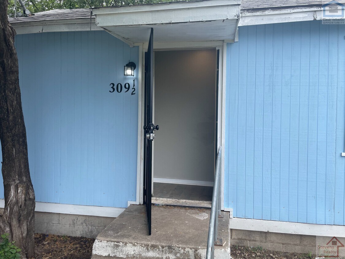 Primary Photo - 309 1/2 SW 19th St