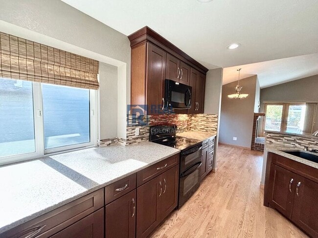 Foto del edificio - 9349 Waterford Ct