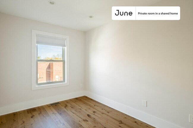 Building Photo - Private bedroom in 4 bed/3.5 bath Home