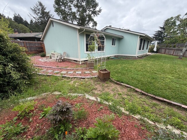 Building Photo - (969) Lance Way - 3 Bedroom / 2 Bath Home