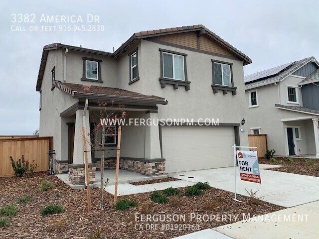 Foto principal - Like New Solar Home in Lincoln on a Corner...