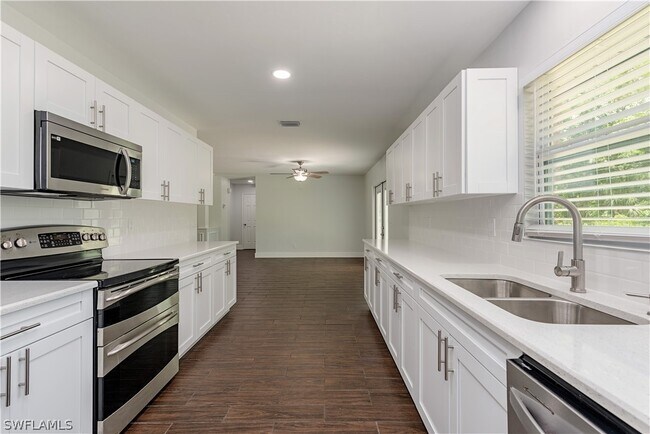 Foto del edificio - 3831 31st Ave SW