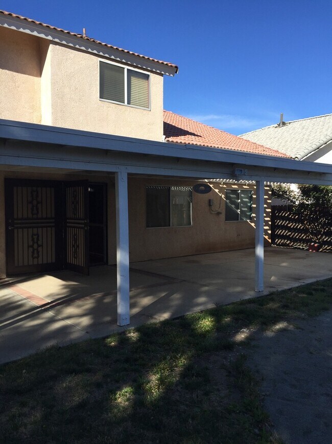 Foto del edificio - 5 BEDROOM, 2 STORY,SPACIOUS VICTORVILLE HOME! NEAR MALL!
