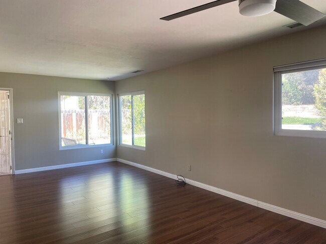 Foto del edificio - 4925 Tierra Baja Way