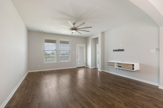 Foto del edificio - 700 Lakeshore Village Dr