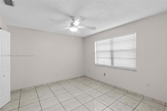 Foto del edificio - 5645 Taft St
