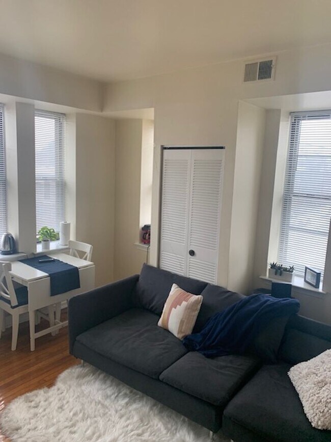 Building Photo - Perfectly updated 1BR - Easy access to UPenn, USciences & Drexel