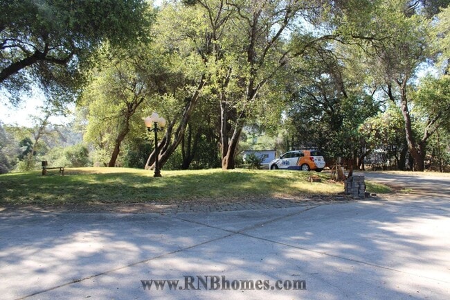 Building Photo - 677 Hoppe Ln