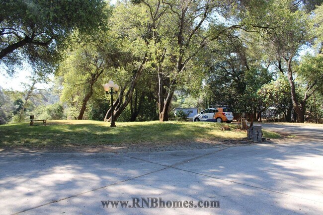 Foto del edificio - 677 Hoppe Ln