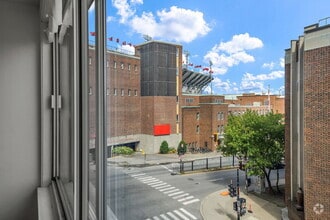 Building Photo - 500 Av Des Pins O