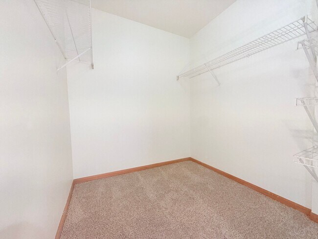 Foto del edificio - The Terrace at Cedar Glen: Fully Equipped 1–2 BR | 1 Bath | Cross Plains, WI Apartments for Rent ...
