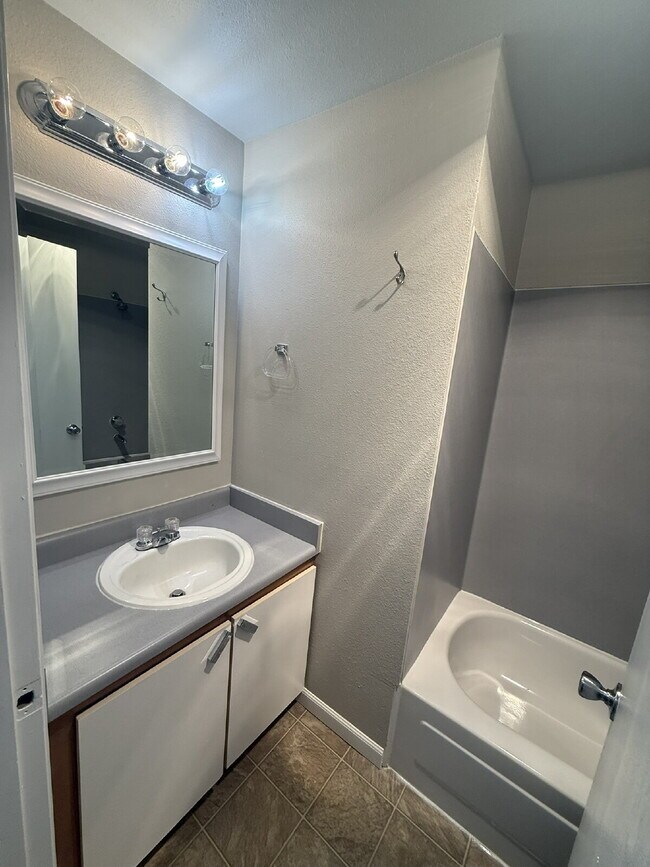 Foto del edificio - REMODELED 2 BEDROOM, 2 BATH CONDO!!