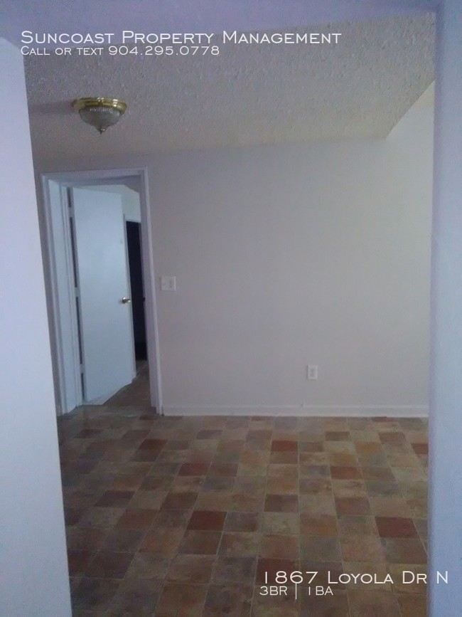 Building Photo - 3 Bedroom with Fenced in Backyard!!