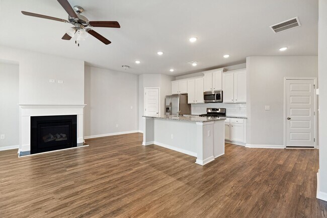 Building Photo - 3 BEDROOM TOWNHOME IN OAKWOOD!