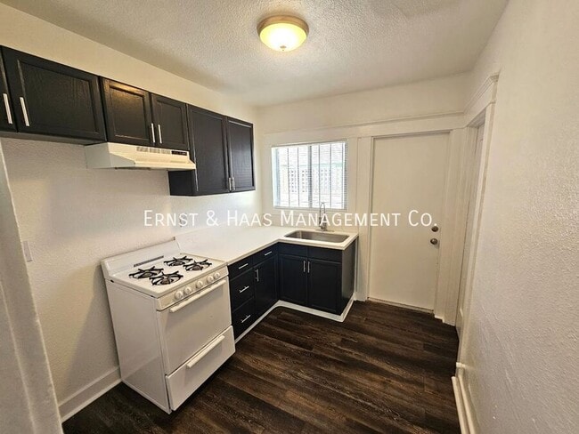 Building Photo - 1306 E Hellman St