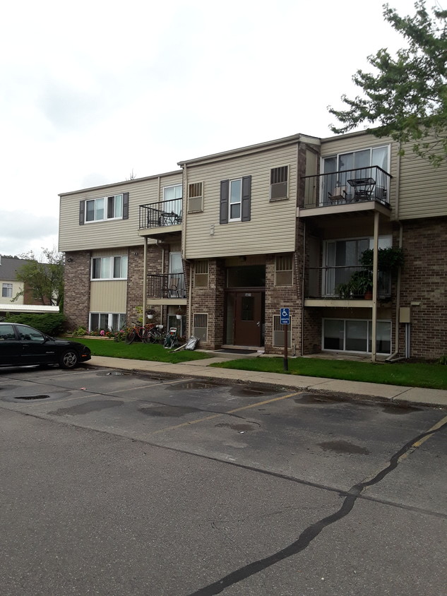 Foto principal - 17140 Clinton River Rd