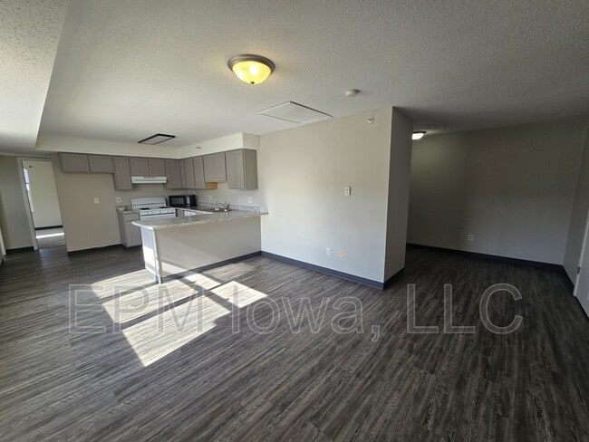 Building Photo - 60 Miller Ave SW