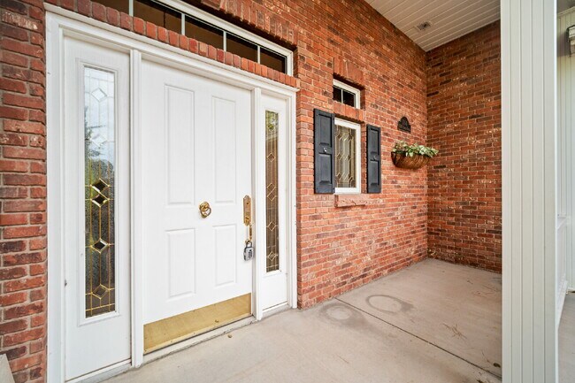 Foto del edificio - "Spacious 4-Bedroom, 4.5 Bathroom 4792 sq. ft. Retreat with Scenic Views and Cozy Fireplace in St...