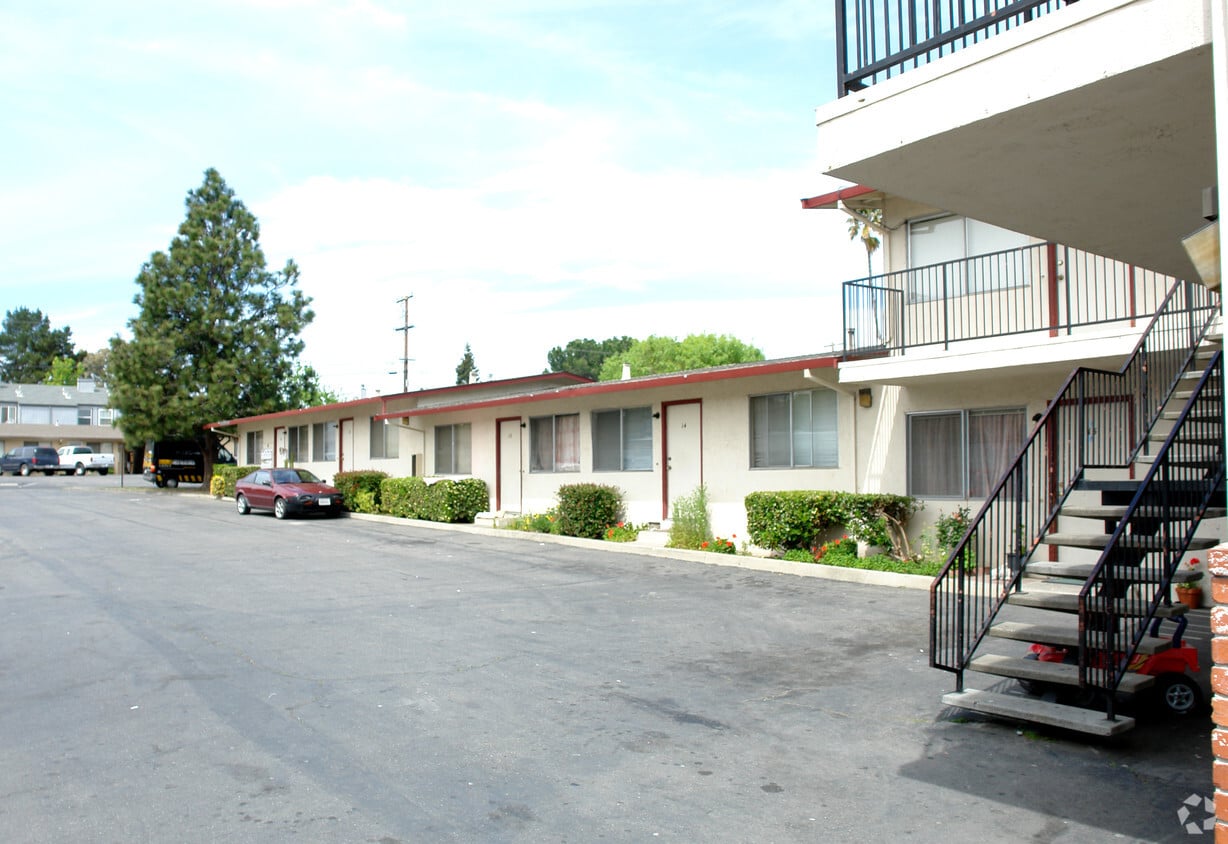 Building Photo - El Rey Apartments
