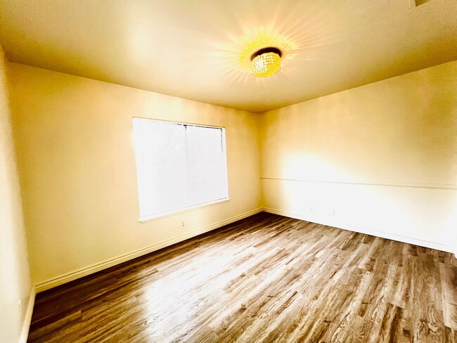 Foto del edificio - Spacious 3 bedroom 2 bath with attached ga...