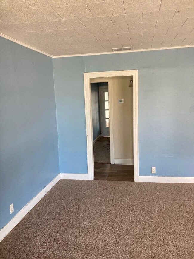 Building Photo - ZERO APPLICATION FEE FOR THIS RECENTLY UPDATED HOME!