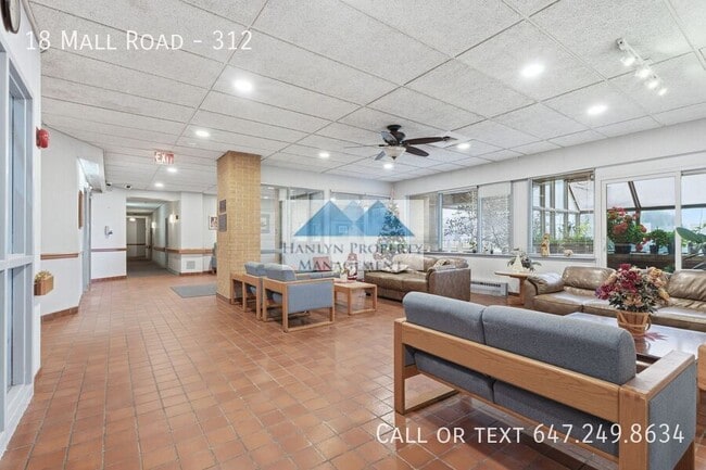 Photo du bâtiment - Gorgeous Renovated Unit For Seniors in Prime Location