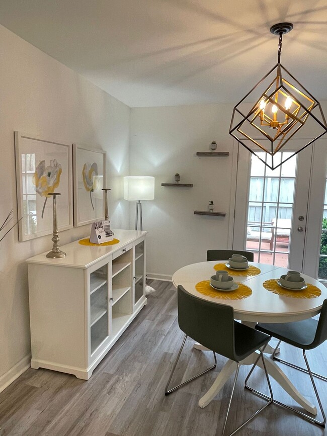 Foto del edificio - Golden Gate Townhomes