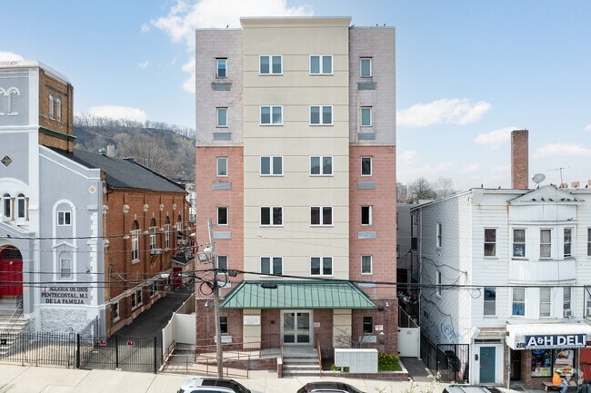 Building Photo - 165 Barclay St