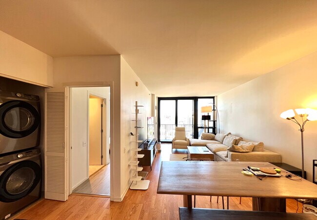 Building Photo - 210 S Desplaines St