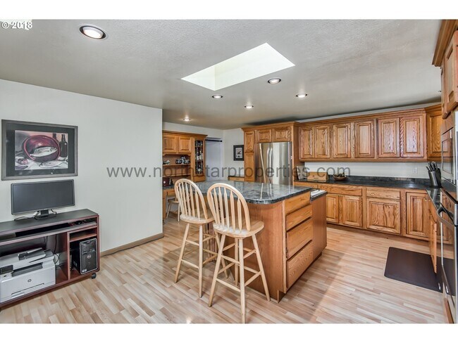 Foto del edificio - Great Lake Grove Bungalow Walking Distance to Everything