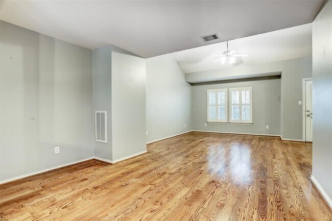 Foto del edificio - 934 E Heights Hollow Ln