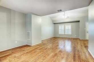 Building Photo - 934 E Heights Hollow Ln