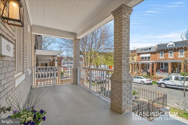 Foto del edificio - 1318 Buchanan St NW