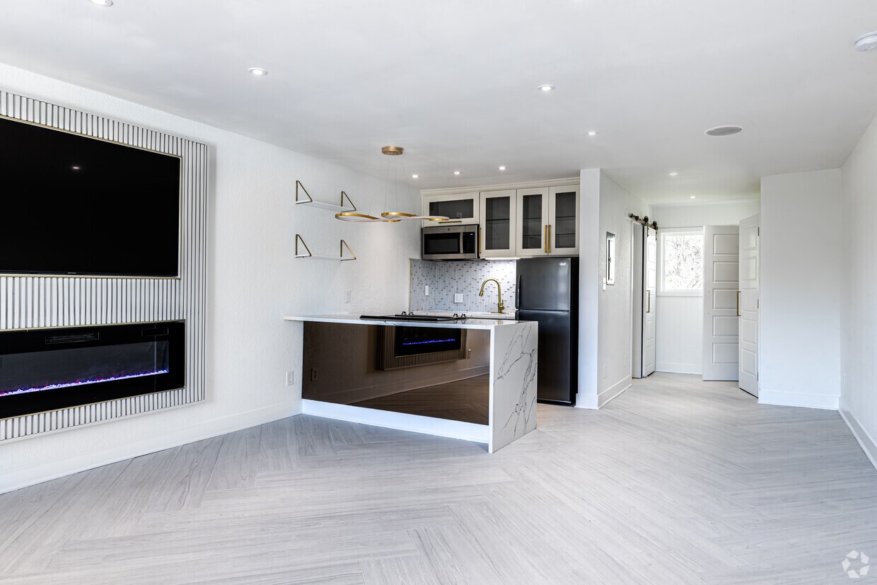 Ático - Mission Road Studios